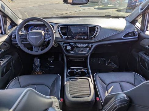 Used 2023 Chrysler Pacifica Limited w/ Uconnect Theater Family Group image 28