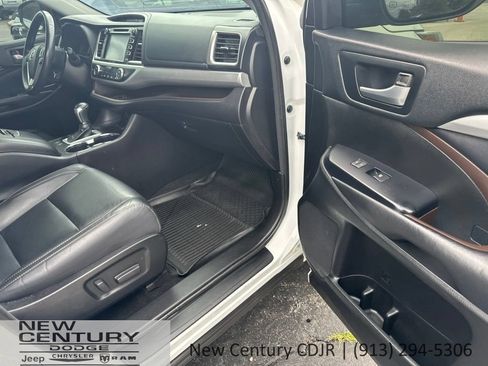 Used 2018 Toyota Highlander XLE AWD/4WD image 25