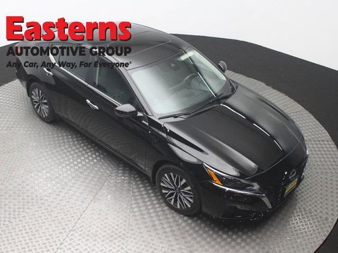 Used 2023 Nissan Altima 2.5 SV w/ SV Premium Package AWD/4WD image 3