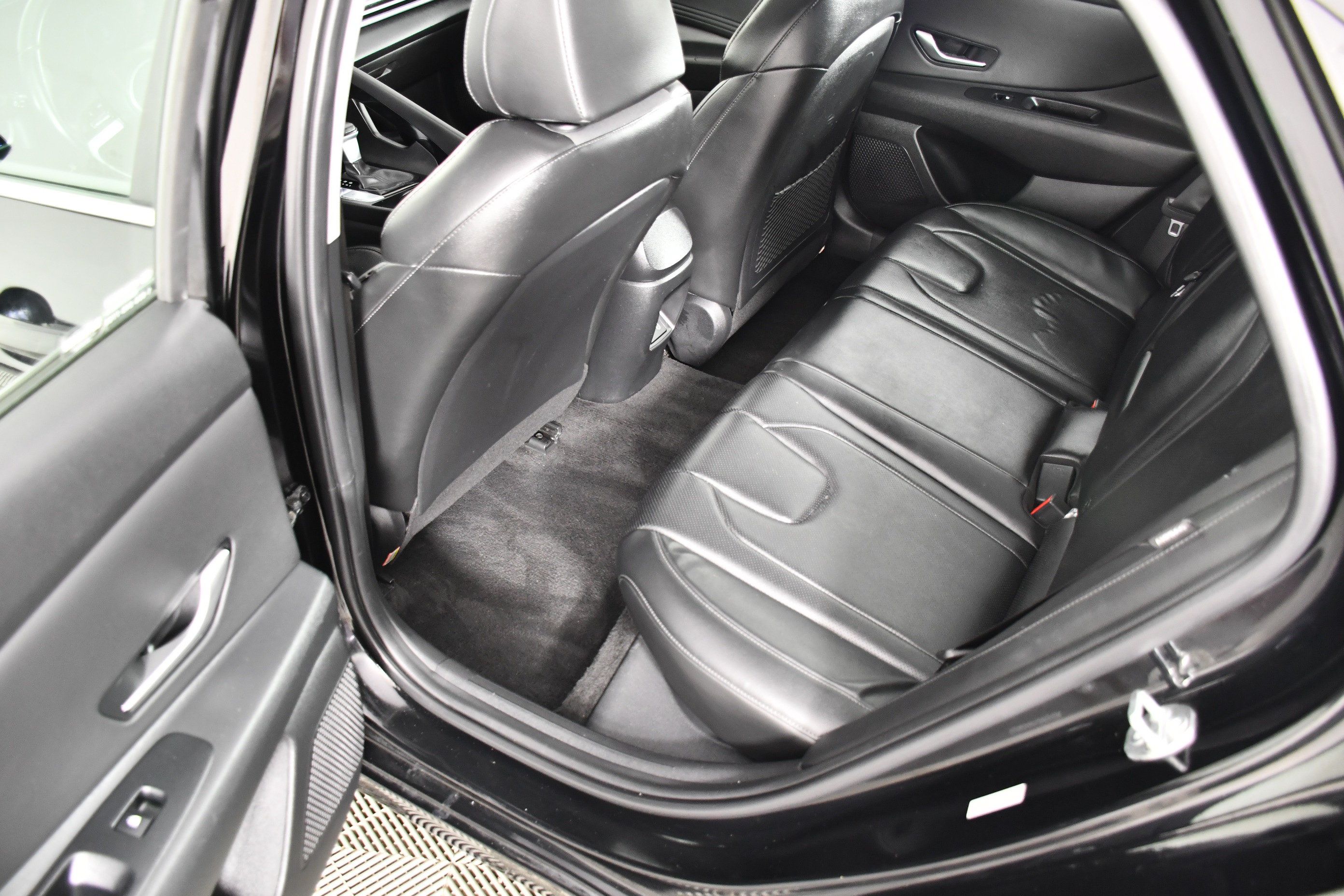 Used 2025 Hyundai Elantra Limited FWD image 29