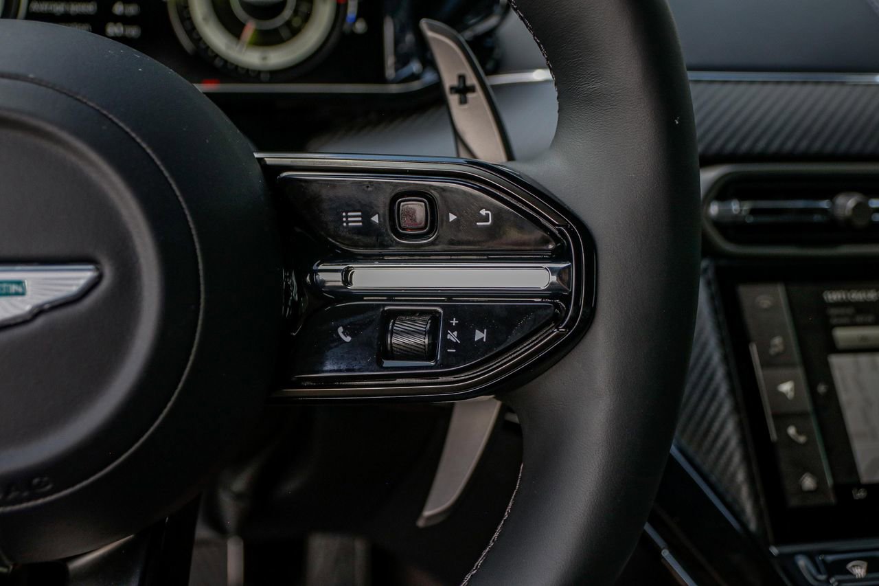 Used 2025 Aston Martin V8 Vantage Coupe RWD image 23
