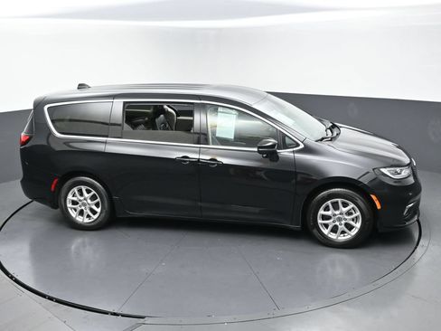 Used 2023 Chrysler Pacifica Touring-L FWD image 45