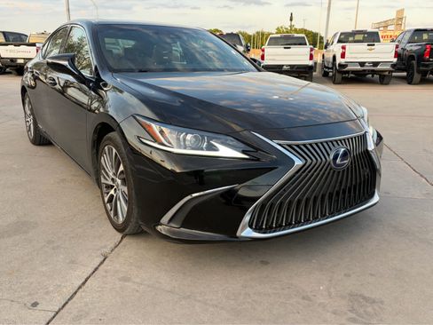 Used 2019 Lexus ES 300h w/ Premium Package image 4