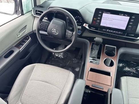 Used 2024 Toyota Sienna LE image 21