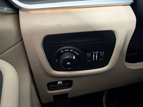 Used 2023 Jeep Grand Cherokee Limited w/ Luxury Tech Group II AWD/4WD image 31