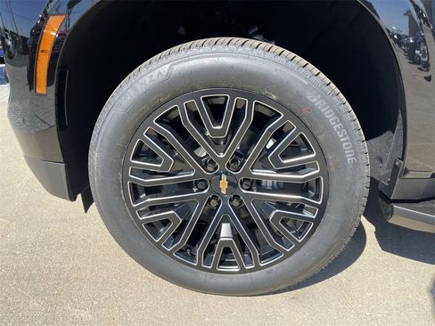 New 2025 Chevrolet Suburban Premier image 8