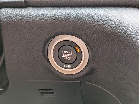 Used 2024 Chrysler Pacifica Pinnacle FWD image 32