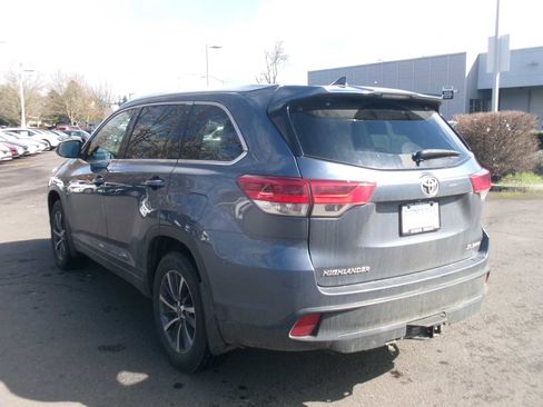 Used 2017 Toyota Highlander XLE image 3