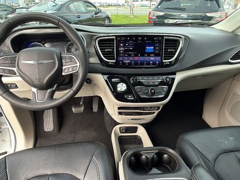 Used 2022 Chrysler Pacifica Touring-L w/ Uconnect Theater Family Group image 15