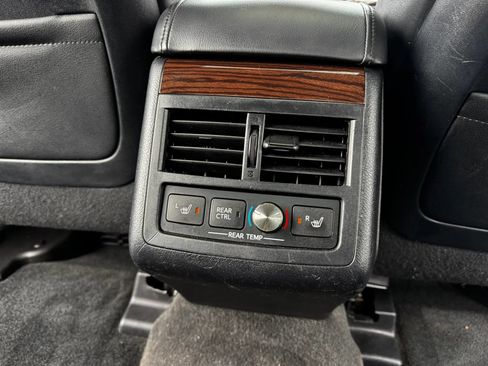 Used 2013 Toyota Avalon Limited w/ Technology Pkg FWD image 18