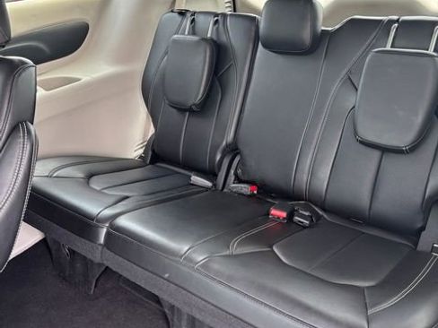 Used 2024 Chrysler Pacifica Touring-L FWD image 14