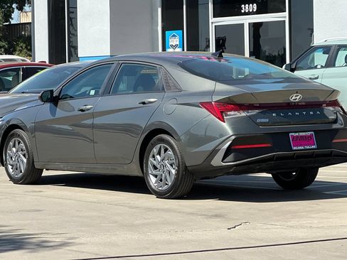 Used 2026 Hyundai Elantra Hybrid FWD image 7
