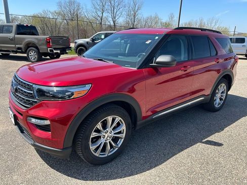 Used 2020 Ford Explorer XLT w/ Equipment Group 202A AWD/4WD image 3