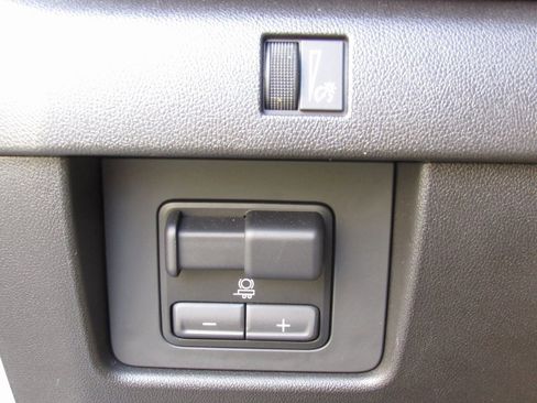 Used 2024 Chevrolet Colorado LT image 32