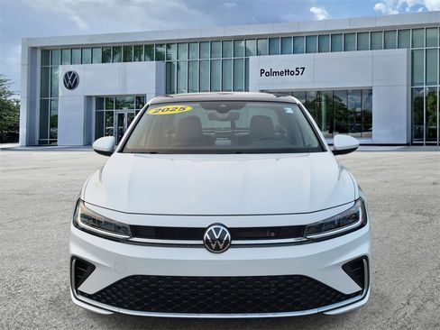 Certified 2025 Volkswagen Jetta SE w/ Sunroof Package image 2