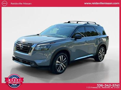 New 2025 Nissan Pathfinder Platinum w/ Black Appearance Package