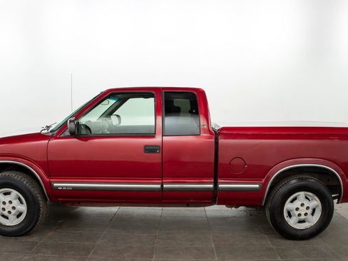 Used 2002 Chevrolet S10 Pickup LS w/ LS Preferred Equipment Group AWD/4WD image 5
