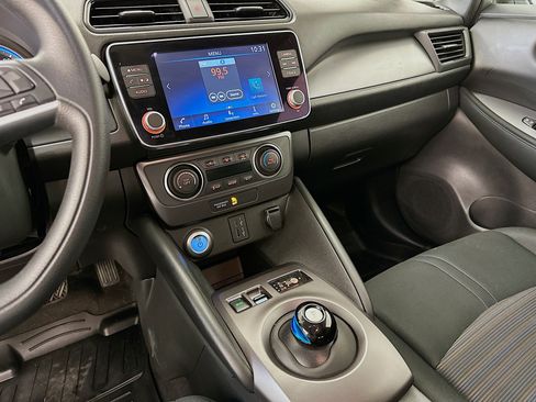 Used 2025 Nissan Leaf S image 25