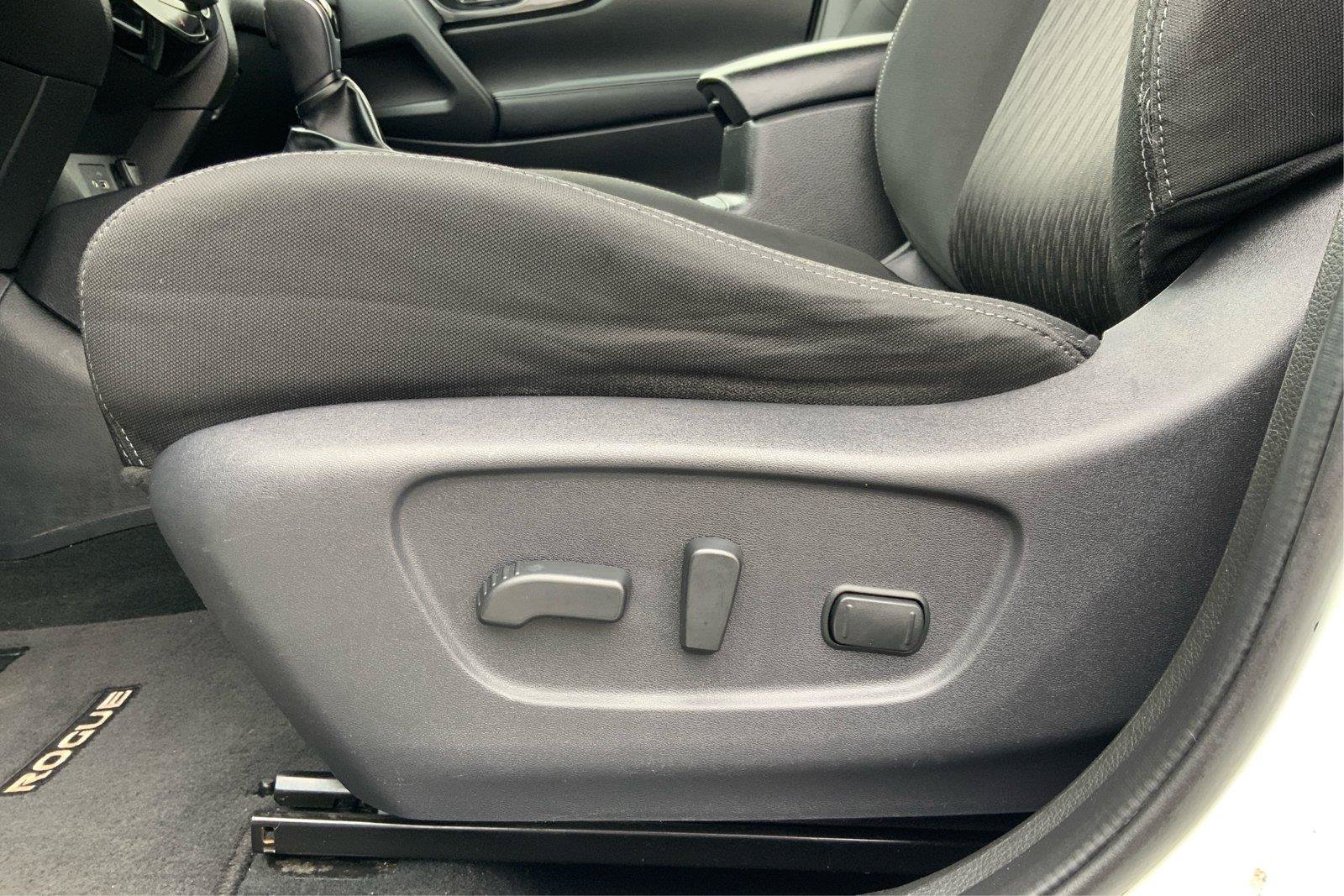 Used 2020 Nissan Rogue SV AWD/4WD image 17