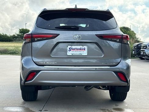 New 2026 Toyota Highlander Platinum AWD/4WD image 7