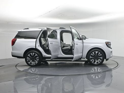Used 2025 Ford Expedition Platinum w/ Driver's Package AWD/4WD image 4