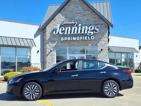 Used 2024 Nissan Altima 2.5 SV w/ SV Premium Package image 2