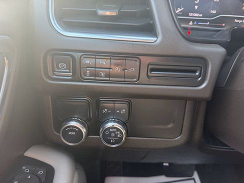 Used 2022 GMC Yukon SLT w/ SLT Premium Package RWD image 31