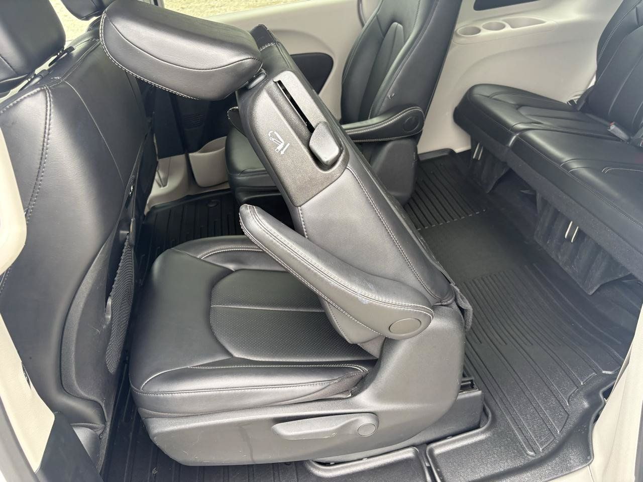Used 2024 Chrysler Pacifica Limited FWD image 37