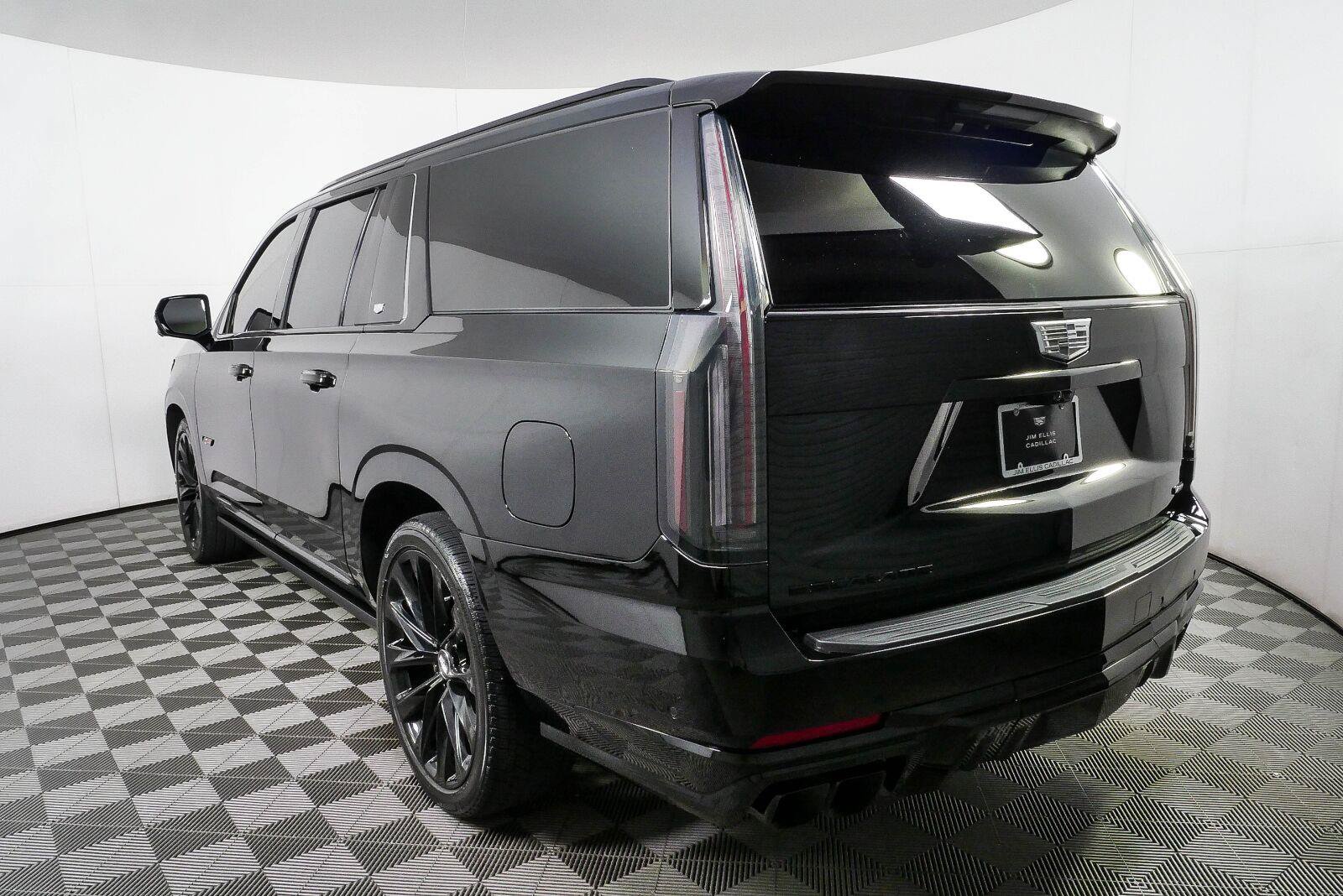Used 2025 Cadillac Escalade ESV V w/ LPO, ONYX Package AWD/4WD image 31