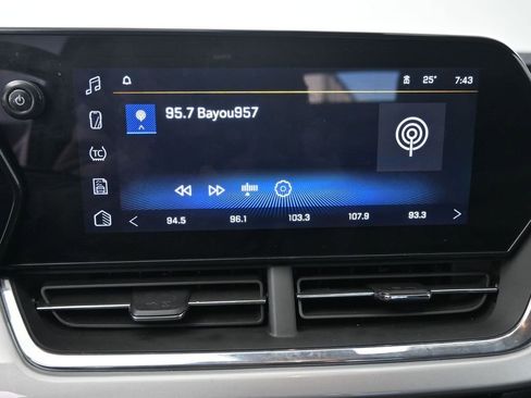 Used 2025 Chevrolet Trax LT image 31