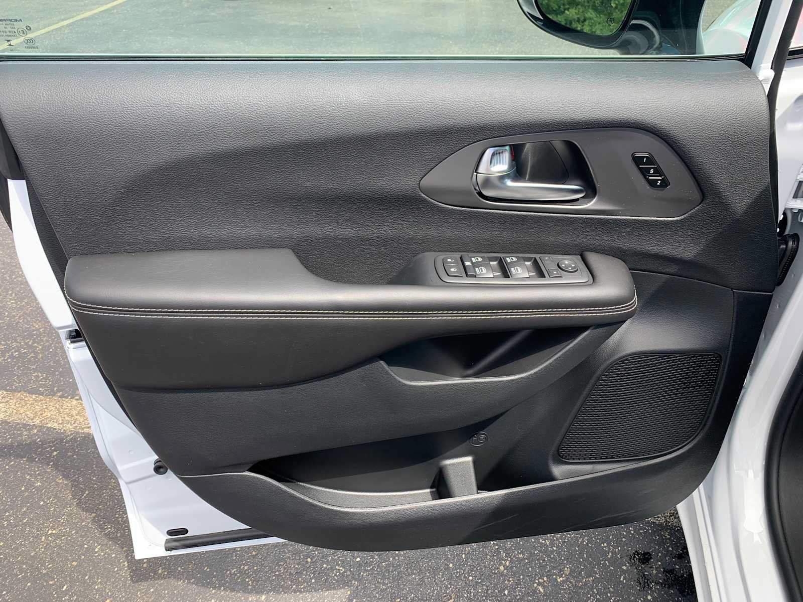 New 2027 Chrysler Pacifica Select FWD image 13