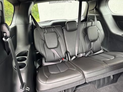 Used 2027 Chrysler Pacifica Select AWD/4WD image 30