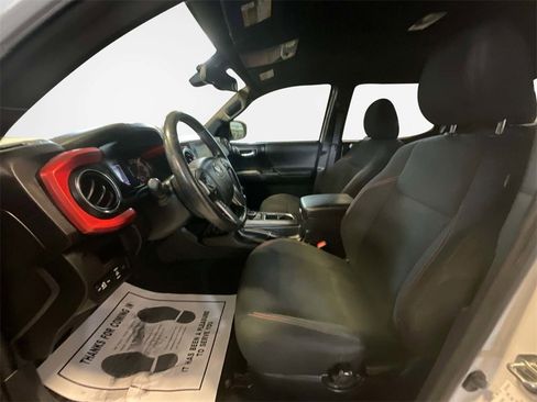 Used 2018 Toyota Tacoma TRD Sport image 12