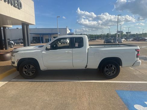 Used 2025 Nissan Frontier SV image 2
