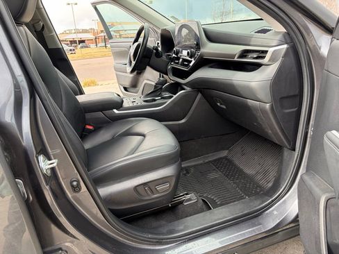 Used 2023 Toyota Highlander XLE AWD/4WD image 21