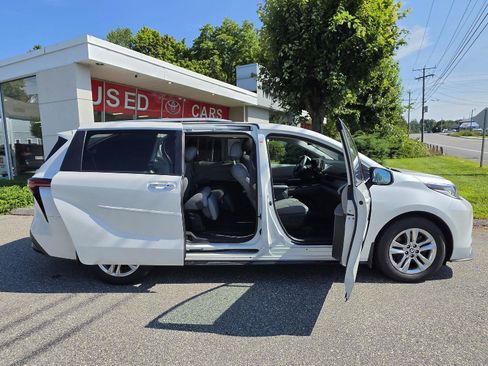 Used 2023 Toyota Sienna Limited AWD/4WD image 3