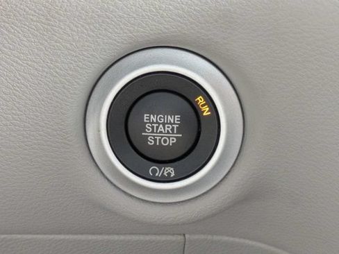 Used 2019 Chrysler Pacifica Touring-L FWD image 31
