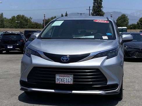 Used 2025 Toyota Sienna LE FWD image 44