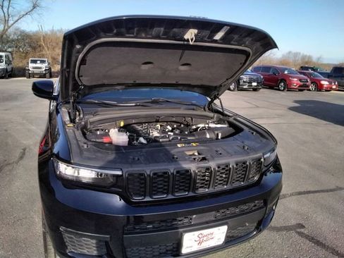 Used 2023 Jeep Grand Cherokee L Limited w/ Black Appearance Package image 11