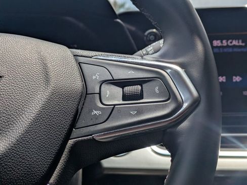 Used 2025 Chevrolet Trax LT w/ LT Convenience Package FWD image 23