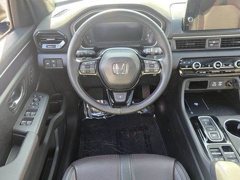 Used 2025 Honda Pilot Black Edition image 12