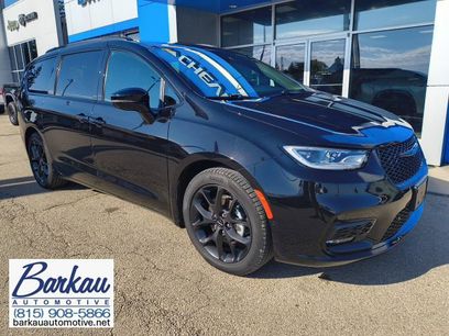 Used 2025 Chrysler Pacifica Limited w/ Uconnect Theater Family Group