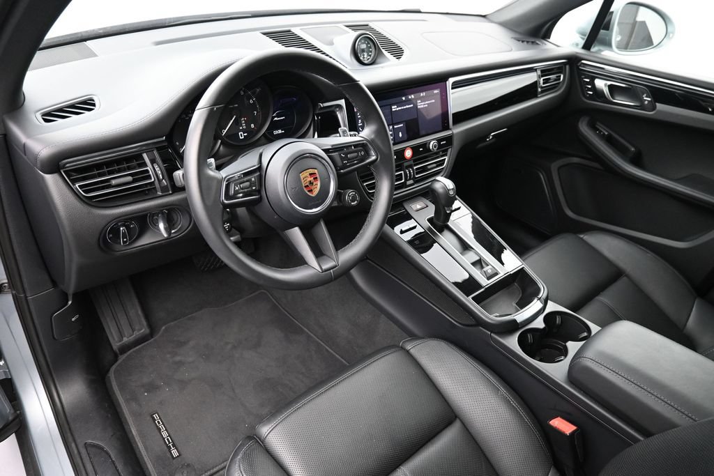 Certified 2026 Porsche Macan AWD/4WD image 4