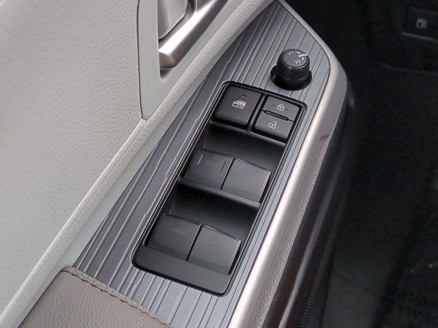 Used 2025 Toyota Sienna XLE w/ XLE Plus Package FWD image 23