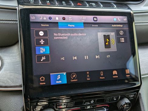 Used 2023 Jeep Grand Cherokee Limited w/ Black Appearance Package image 28