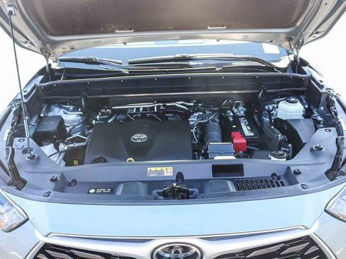 Used 2022 Toyota Highlander XLE AWD/4WD image 34