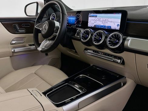 Used 2024 Mercedes-Benz GLB 250 4MATIC w/ Exclusive Package image 32