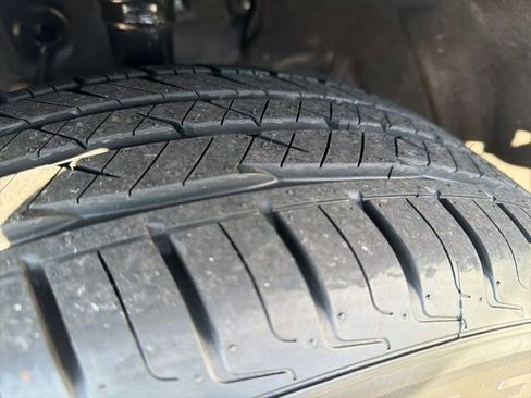 Used 2023 Toyota Highlander L image 28