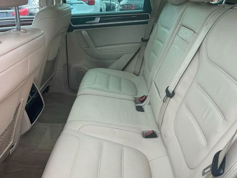 Used 2013 Volkswagen Touareg TDI image 10