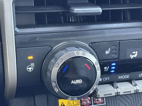 Used 2025 Toyota Tacoma Limited AWD/4WD image 21